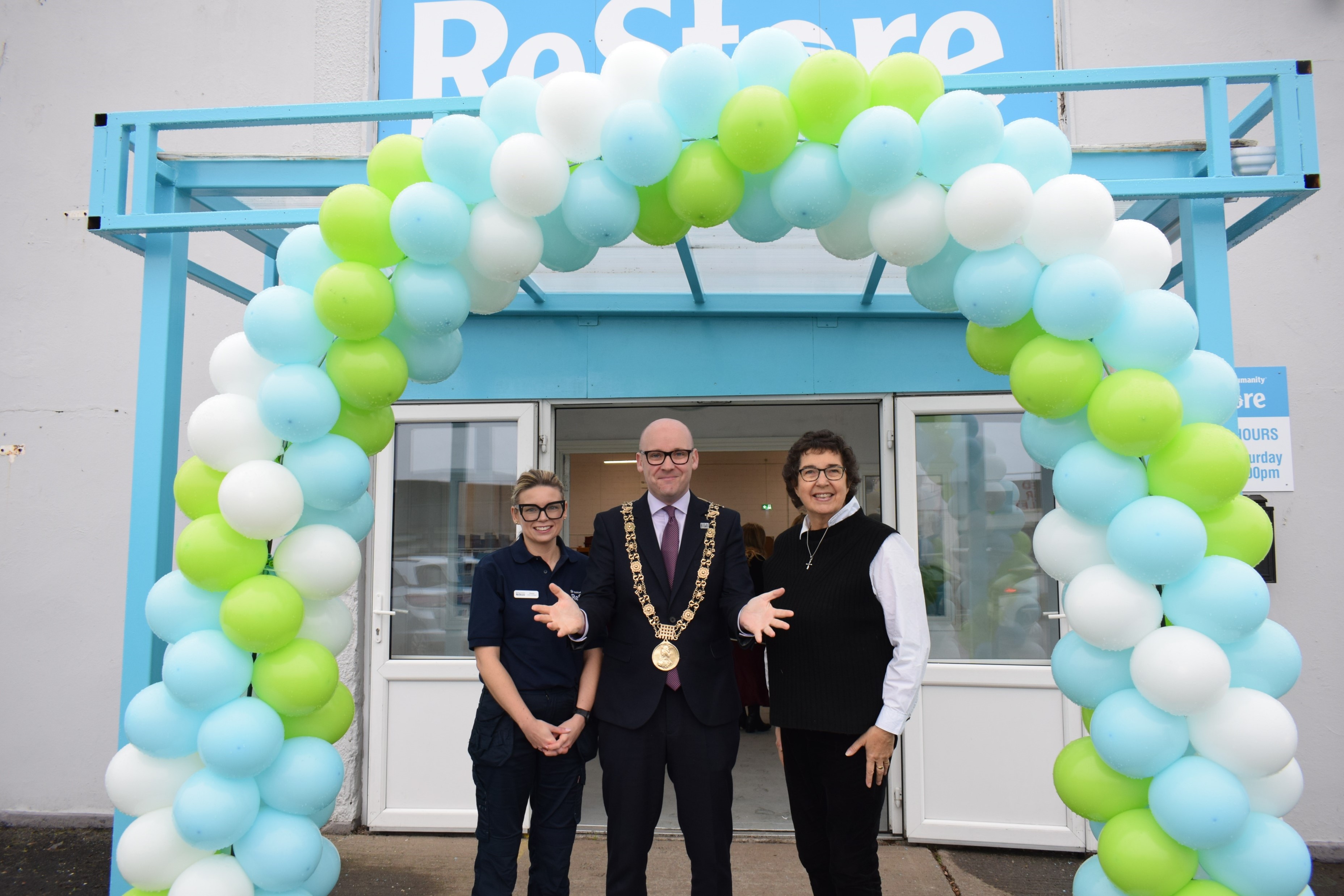 (l-r) Emma MacNally (ReStore Manager), Lord Mayor of Dublin, Cllr Ray McAdam & Jenny Williams (Habitat Ireland's Chief Executive) open the new store in Glasnevin, Dublin 11